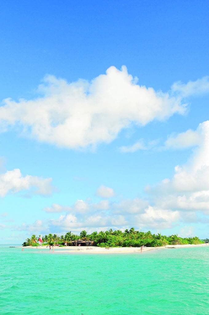 Fun island. Фан Айленд Мальдивы. Южный Мале Атолл Мальдивы. Фан Айленд Манта Мальдивы. Fun Island Resort Maldives.