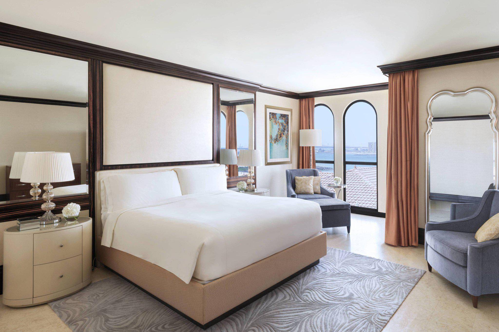 Ritz carlton abu dhabi. Абу Даби Ritz Carlton. The Ritz-Carlton Abu Dhabi Grand canal 5*. Ritz Carlton Abu Dabi. Ritz Carlton Grand canal.