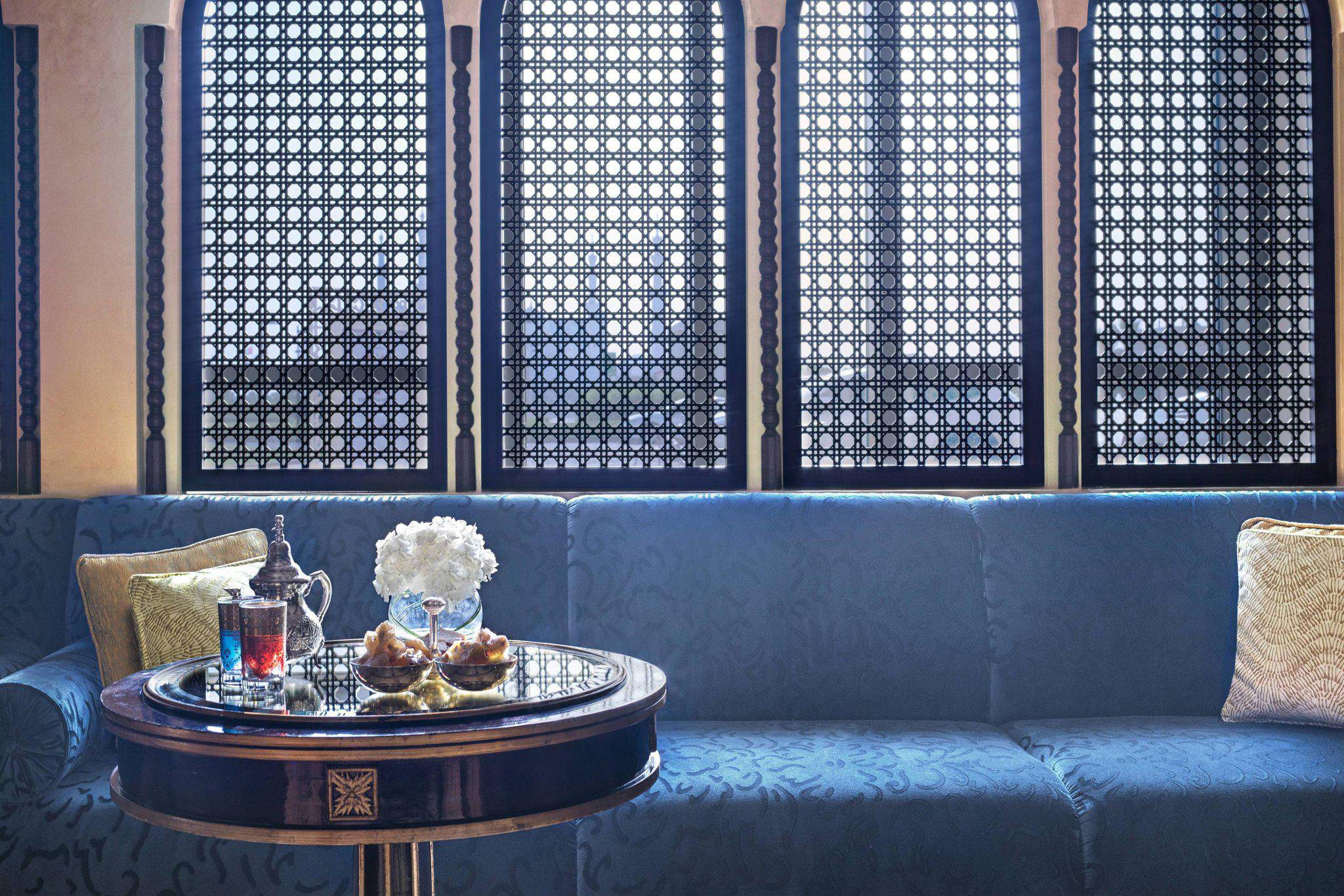 Ritz carlton abu dhabi. Ритц Карлтон Абу Даби. Ритц Карлтон Абу Даби, Гран Кан. Отель в Абу Даби Ritz Carlton. Отель в Абу Даби напротив дворца шейха Ritz Carlton