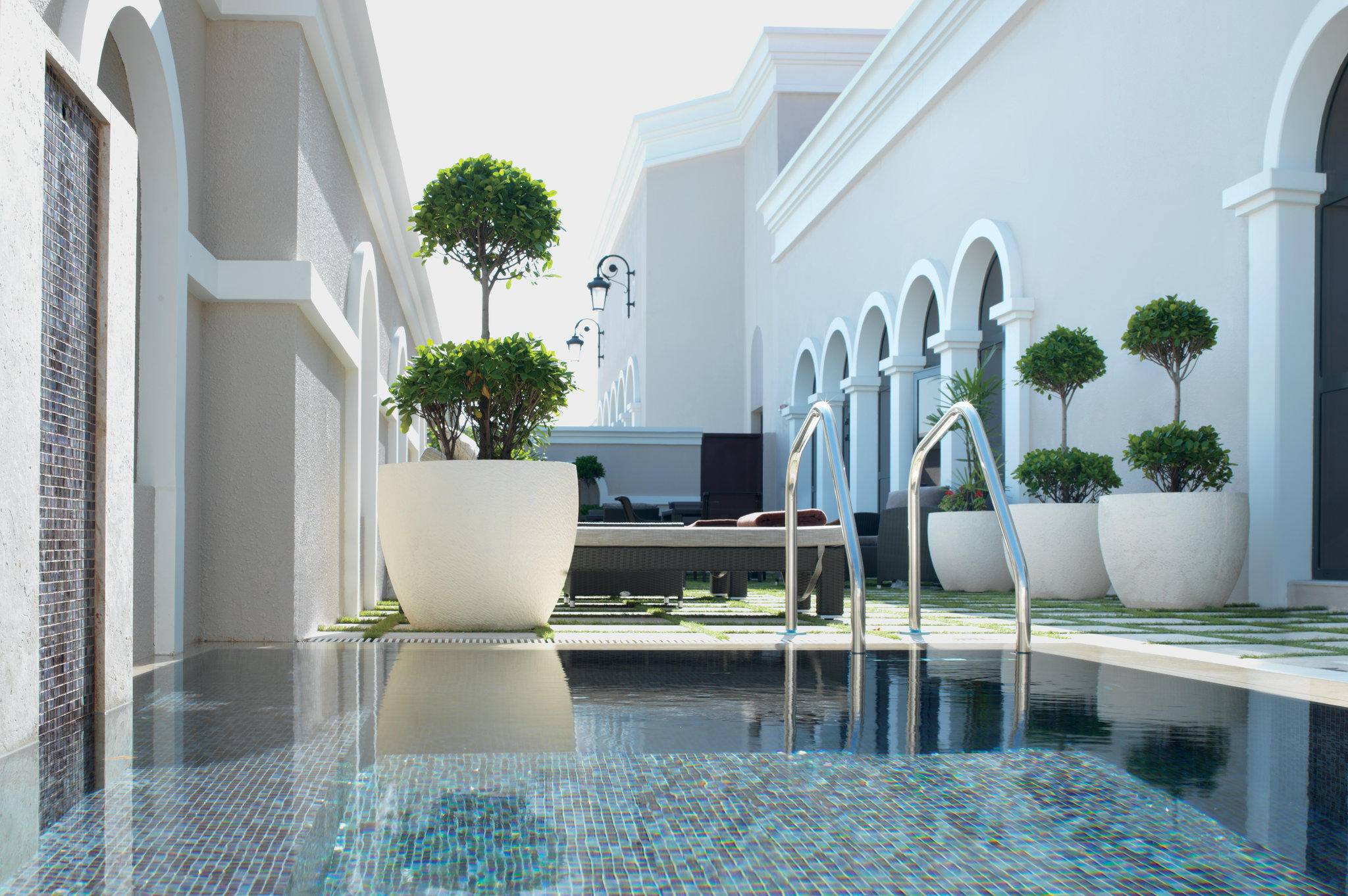 Ritz carlton abu dhabi. Абу Даби Ritz Carlton. Ritz Abu Dhabi. Ritz Carlton Grand canal. Ritz Carlton Abu Dabi.