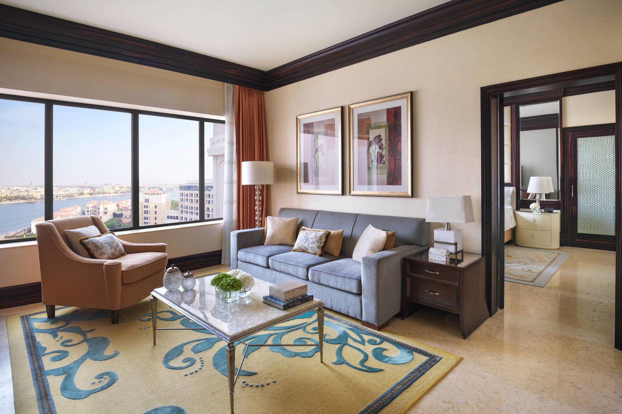 Ritz carlton abu dhabi. Ритц Карлтон Абу Даби. Отель в Абу Даби Ritz Carlton. The Ritz-Carlton Abu Dhabi Grand canal 5*. The Ritz-Carlton Abu Dhabi пляж.