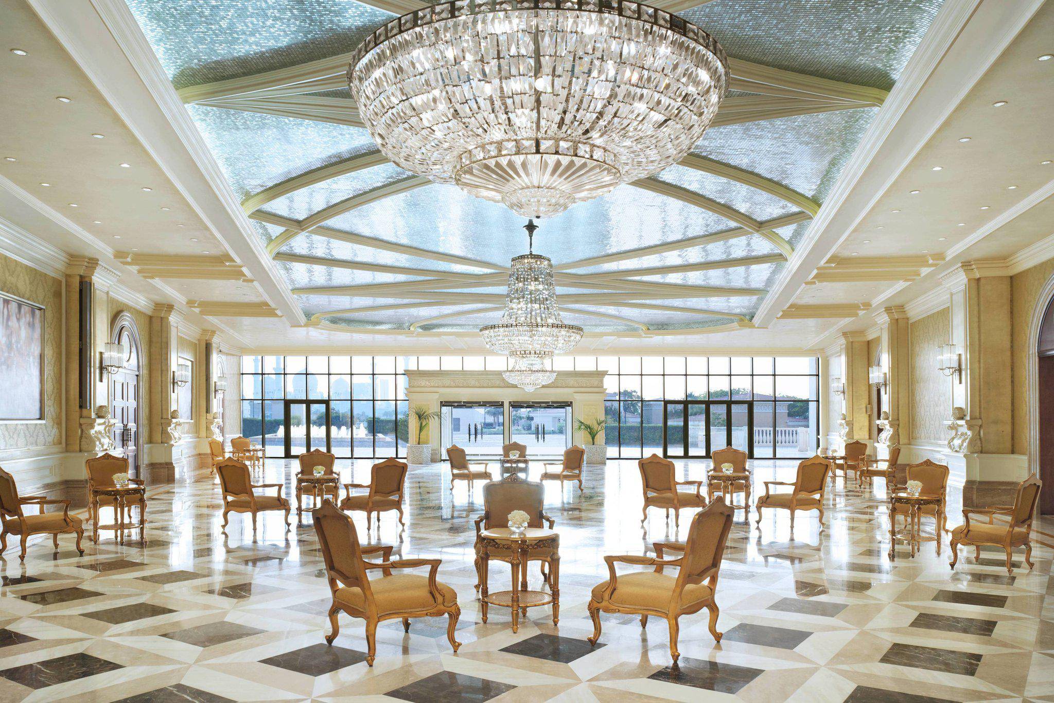 Ritz carlton abu dhabi. Абу Даби Ritz Carlton. Абу Даби the Ritz Carlton Grand canal5. The Ritz-Carlton Abu Dhabi Grand canal 5*. Абу Даби Ritz Carlton фае