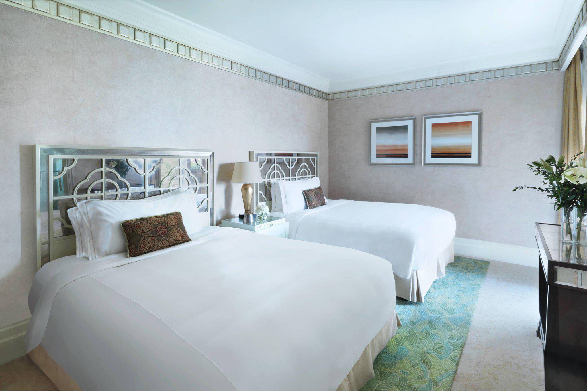 Ritz carlton abu dhabi. Отель в Абу Даби Ritz Carlton. The Ritz-Carlton Abu Dhabi Grand canal 5*. Ritz Carlton Abu Dabi two Bedroom Family Deluxe. Ритц Карлтон Абу Даби на море фото