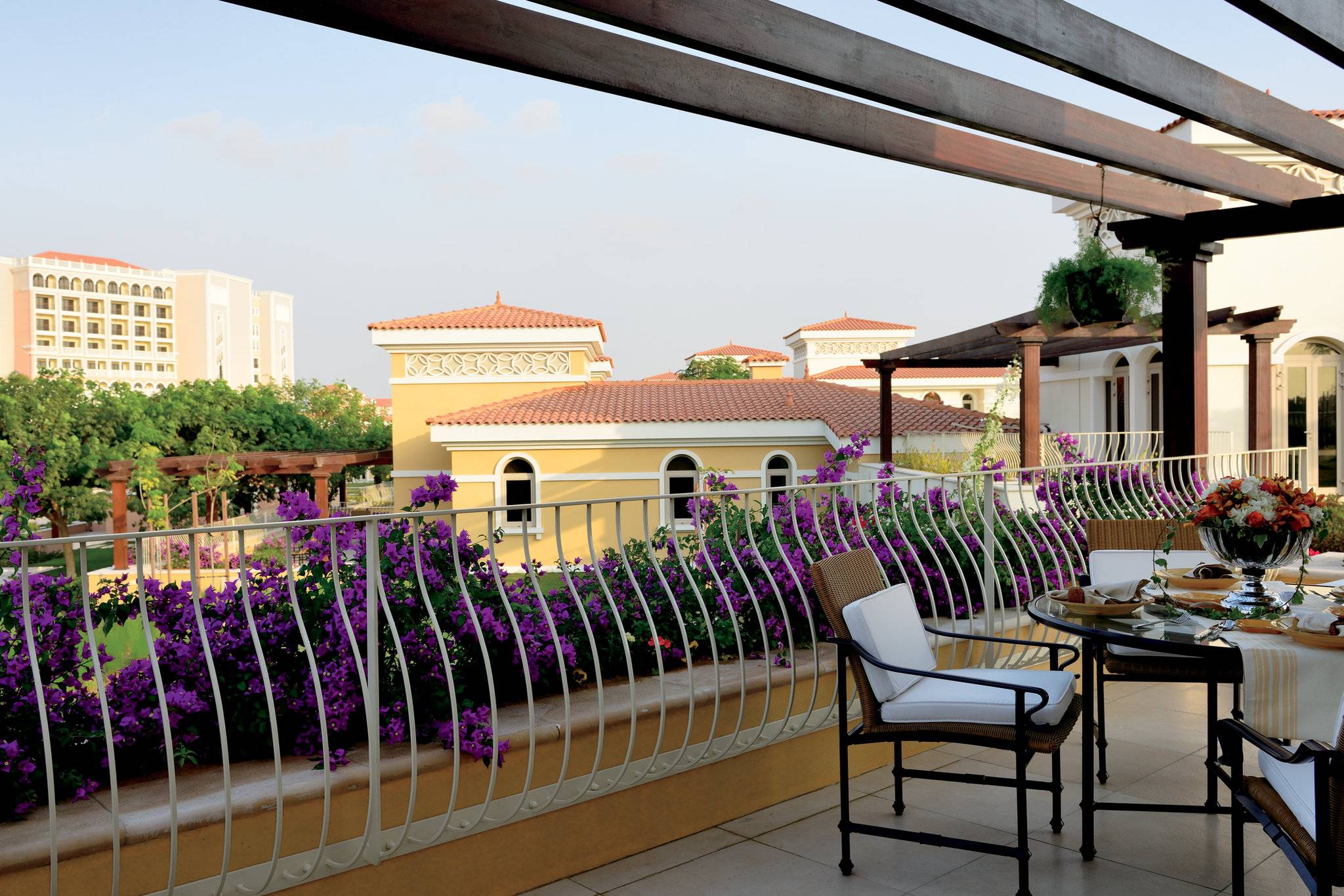Ritz carlton abu dhabi. Ритц Карлтон Абу Даби. The Ritz-Carlton Abu Dhabi Grand canal 5*. Ritz Carlton Grand canal. Отель Ротонда ОАЭ