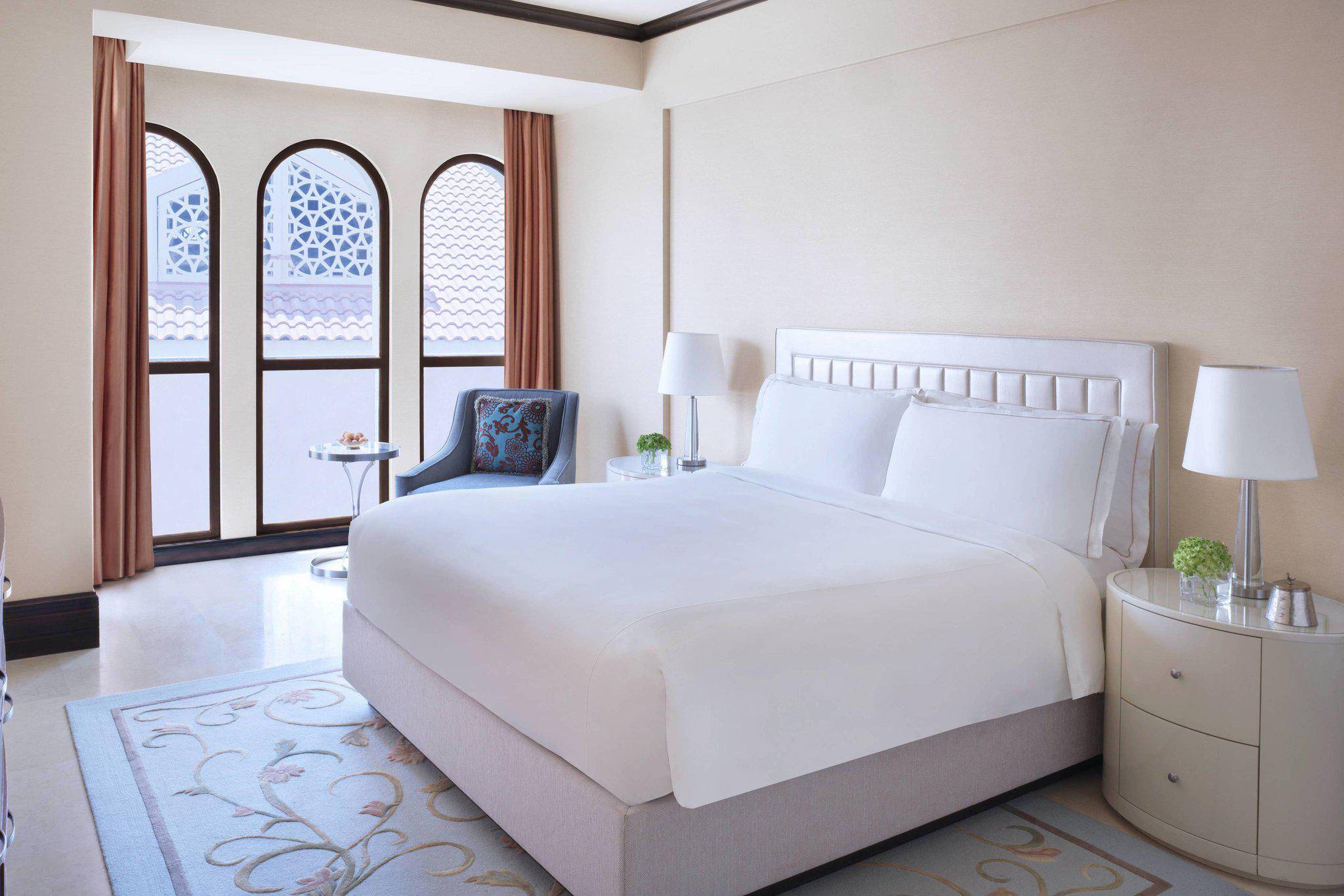 Ritz carlton abu dhabi. Ритц Карлтон Абу Даби. Отель в Абу Даби Ritz Carlton. The Ritz-Carlton Abu Dhabi Grand canal 5*. Ritz Carlton Abu Dabi two Bedroom Family Deluxe