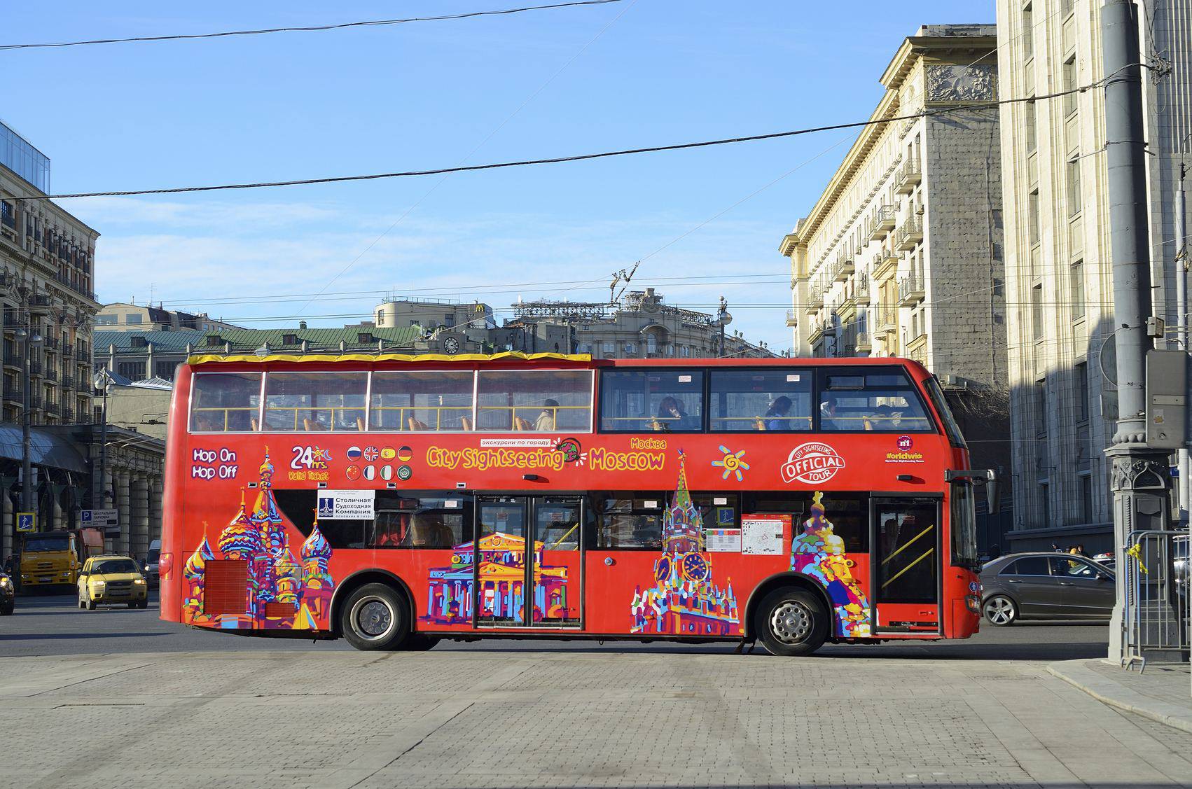 Остров москва автобус. Красный автобус Москва. Маршрут City Sightseeing Kazan. Фотосессия в красным автобусом в Москве. 205 Красный автобус СПБ.