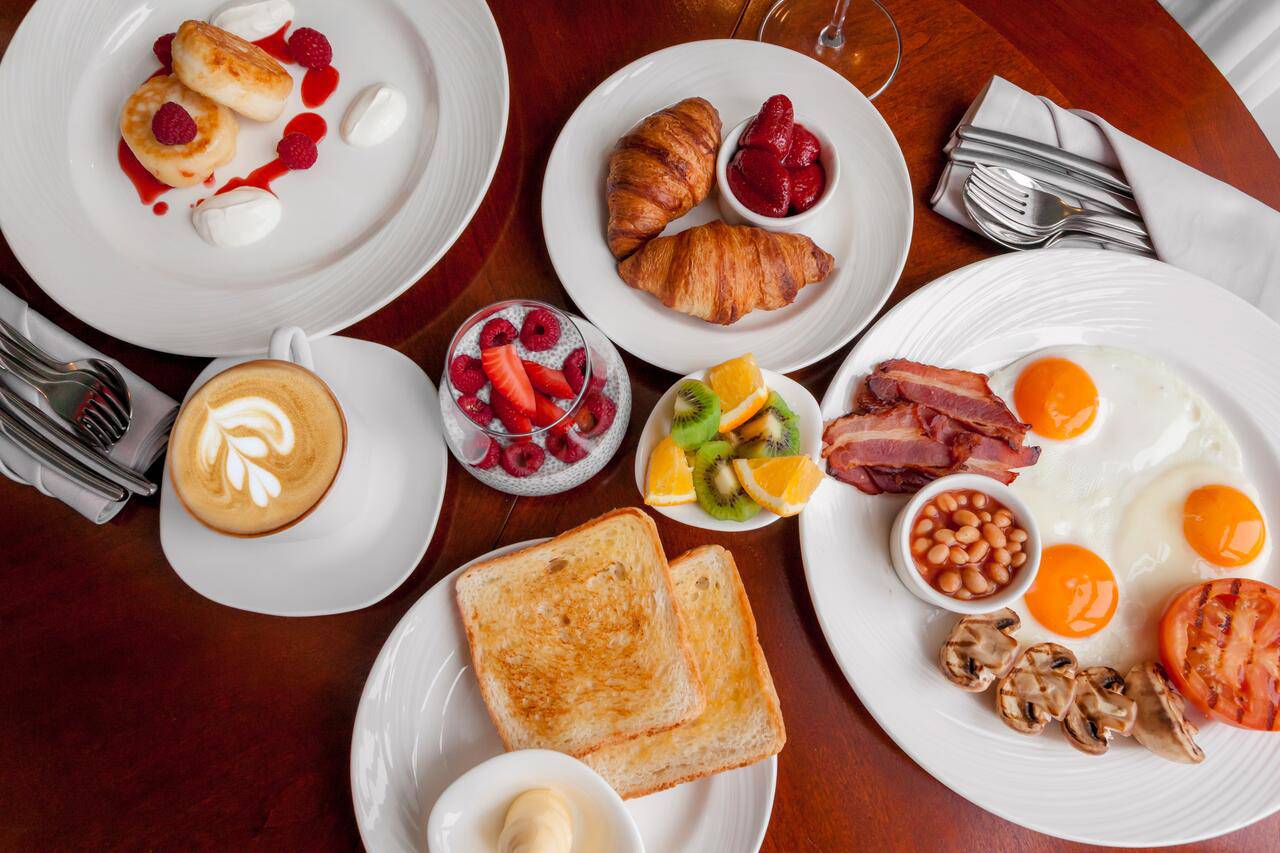Завтраки саратов. Шведский завтрак в отеле. Комплексный завтрак. Комплексный завтрак в гостинице. Shvedski zavtrk.