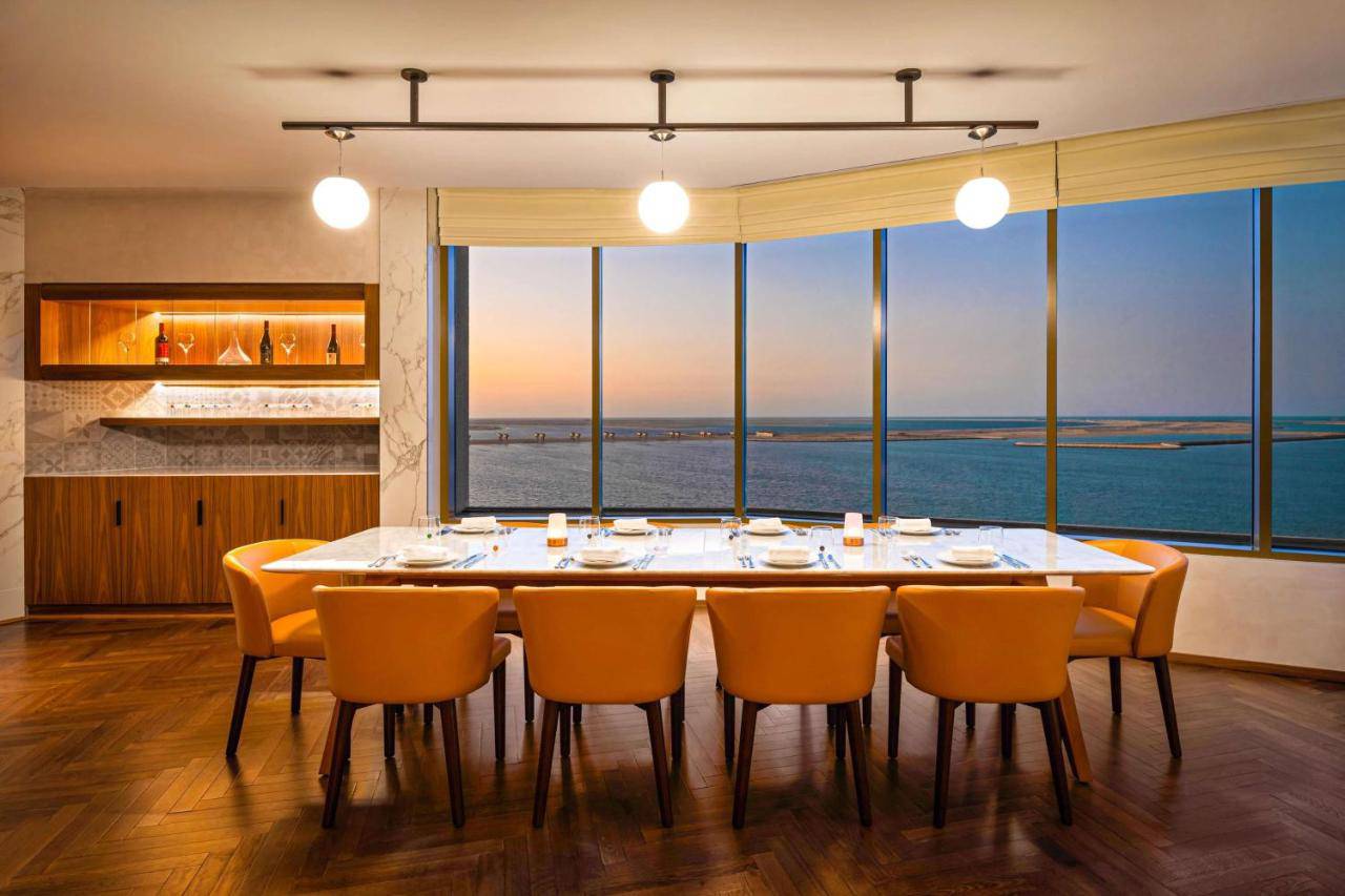 Ja lake view 5 оаэ дубай. Ja Beach Hotel 5 Дубай. Ja Beach Hotel (ex. Jebel Ali) 5*. Ja Lake view Hotel 5. Отели ja the Resort - ja Lake view Hotel 5* дзен