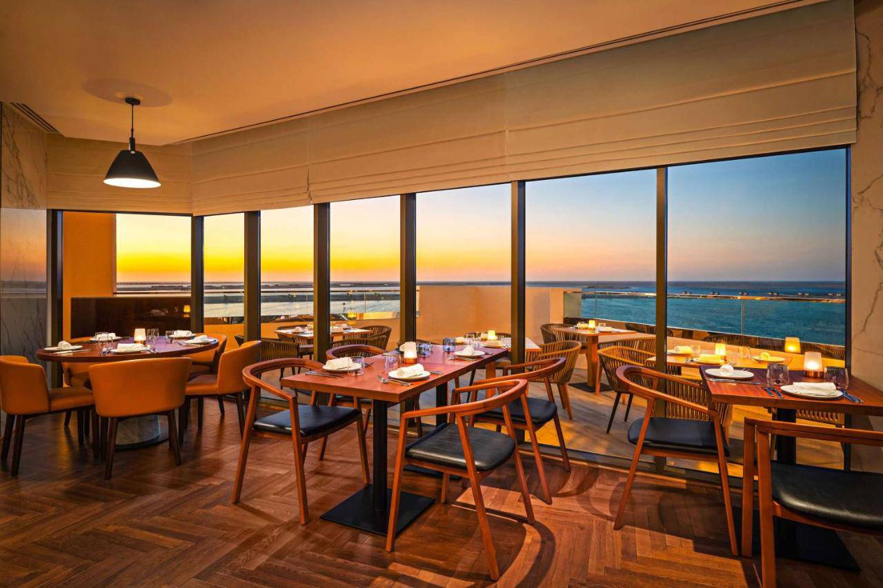Ja lake view 5 оаэ дубай. Отель в Дубае ja Palm Tree Court. Ja Lake view Hotel 5 Дубай. Итальянский ресторан в Дубае