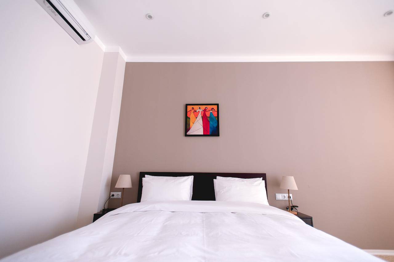 Piazza four Colours 4* (Батуми). Piazza four Colours 4*. Пьяцца Батуми гостиница. Гостиничная белого цвета в Батуми. Dbl max