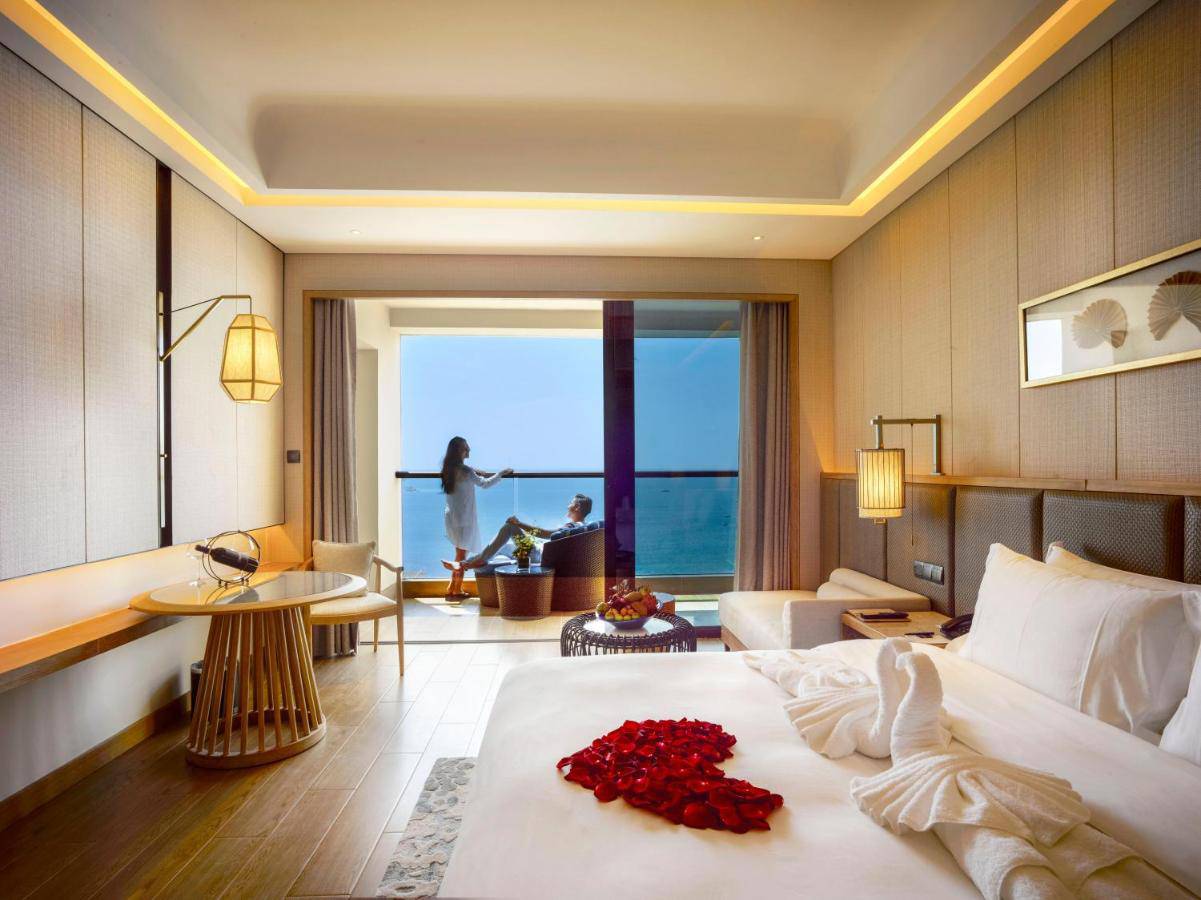 Four seasons ocean courtyard 4 дадунхай. Харман отель Хайнань. Harman Resort Hotel Sanya 5. Дадунхай отель Харман. Harman Resort Hotel Sanya 5 Китай Хайнань.