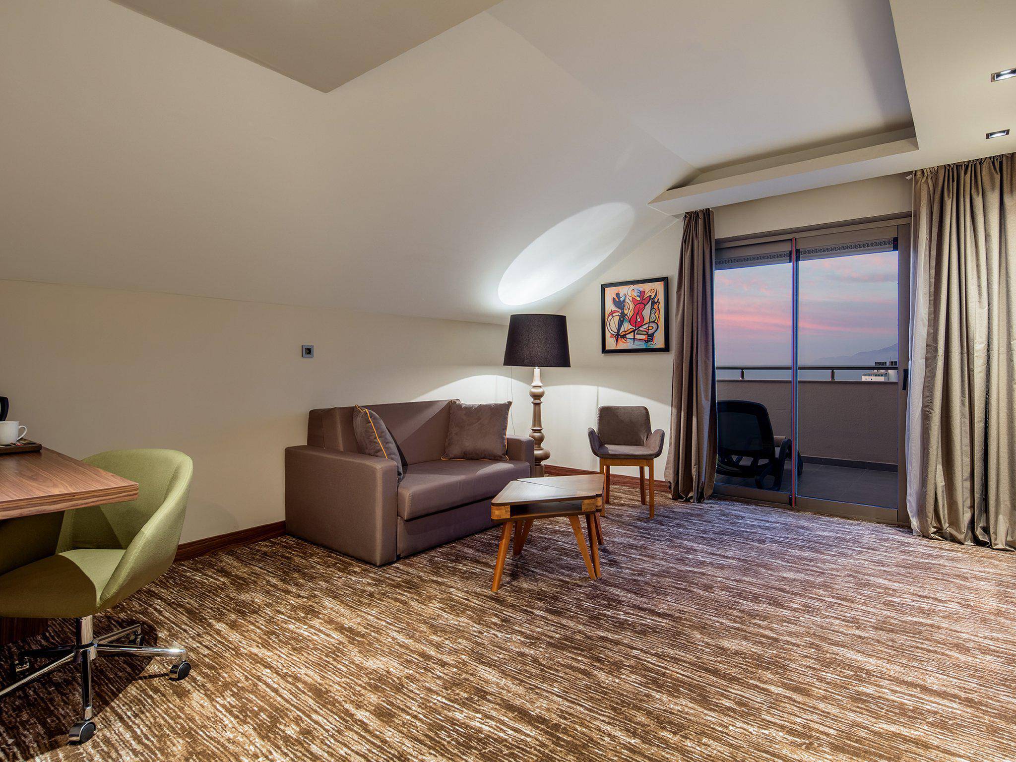 Рядом люкс. Holiday Inn Antalya Lara 4*. Holiday Inn Antalya - Lara, an IHG Hotel. Holiday Inn Antalya Lara 4 фото пляжа. Holiday Inn Antalya Lara 4* выход к морю.