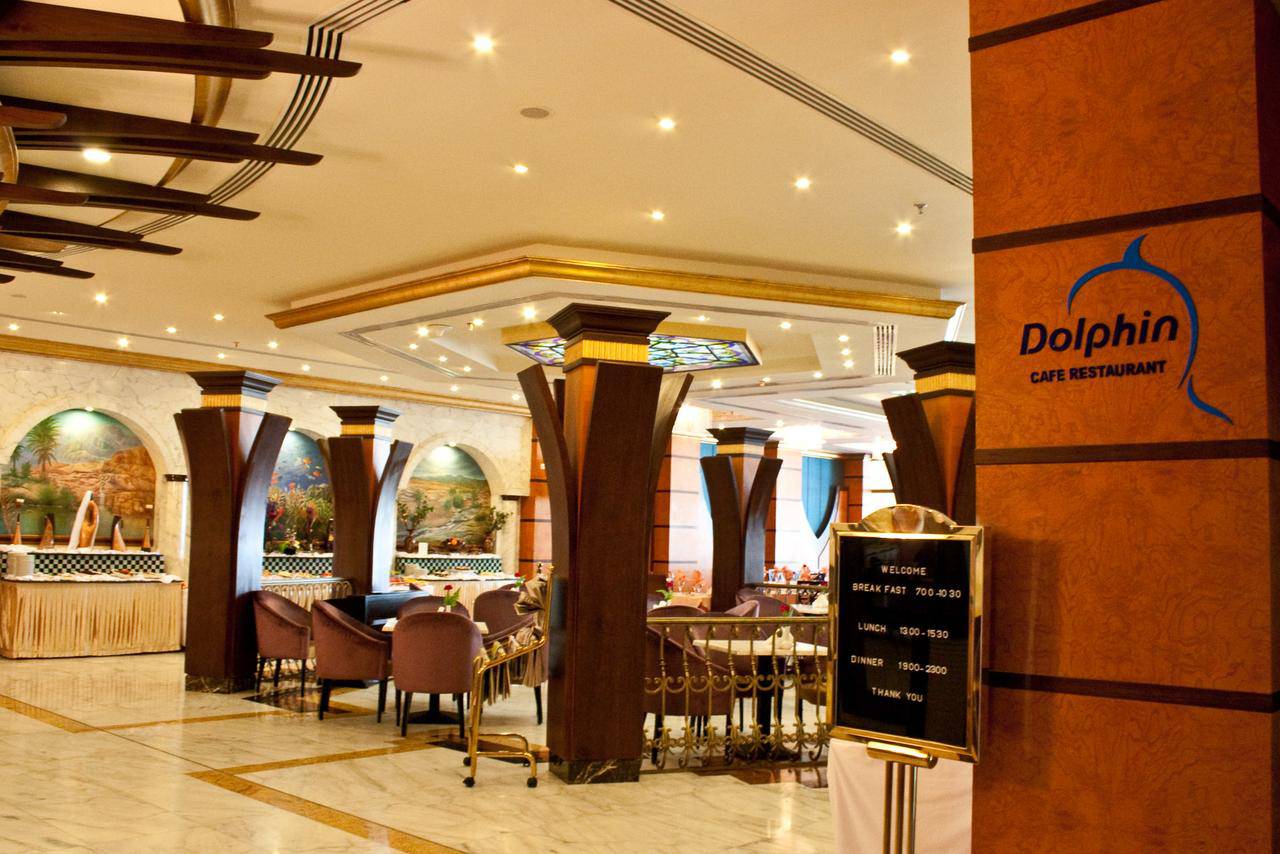 Sahara beach resort spa 5 шарджа. Роял Бич отель Шарджа. Пляж Royal Beach Resort & Spa Шарджа. Sahara Hotel рестораны. Royal Beach Hotel & Resort до аэропорта Шарджа.
